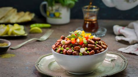  Ful Medames: Uma Explosão de Sabores Terrosos e Cremosos em Cada Garfada!