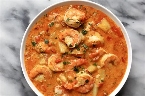  Moqueca de Camarão: Uma Sinfonia Tropical de Sabores Picantes e Aveludados!