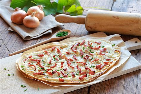  Tarte Flambée: Descubra o Deleite Quebroso e Cremoso que Encanta a Alsácia!