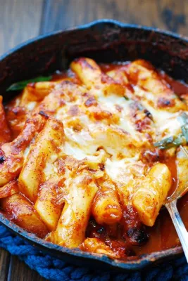  Ddeokbokki com Queijo: Uma Fusão Explosiva de Sabores Picantes e Cremosos que te Transportará para as Ruas de Eojin!