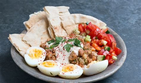  Foul Medames: Uma Experiência Cremosa e Picante de Grão de bico Egípcio!