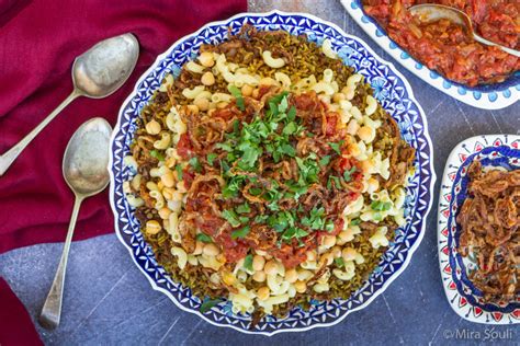  Koshari: Uma Sinfonia de Grãos e Molhos Picantes que Dançam em seu Paladar!