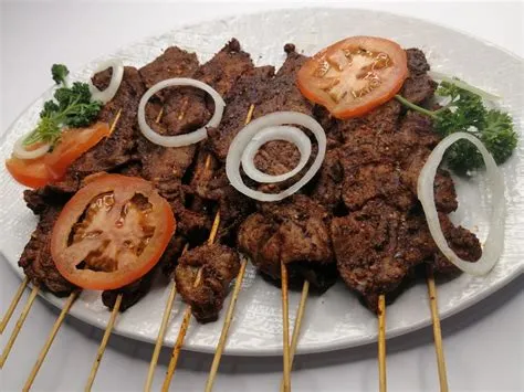  Suya: Uma explosão de temperos picantes que se fundem numa textura macia e caramelizada!