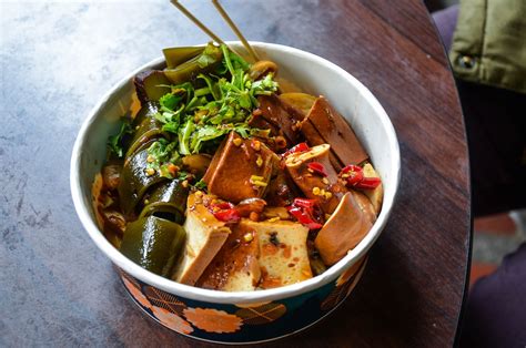  Tofu de Guang'an: Uma Jornada Aromática pela Sabedoria Tradicional e um Delírio Textural?